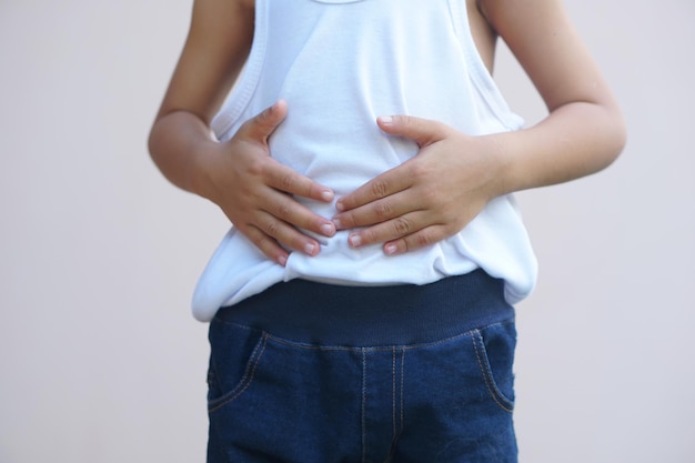 Ragazzo asiatico che ha mal di stomaco intossicazione alimentare