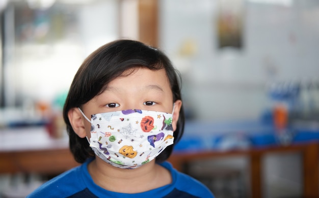 ragazzo asiatico indossa una maschera protettiva protect