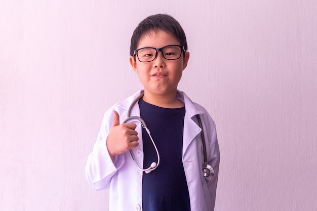 Ragazzo asiatico vestito come un medico