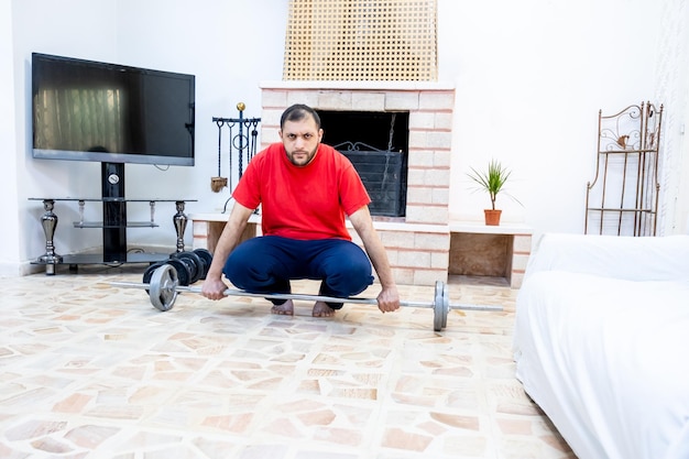 Ragazzo atletico che si allena duramente a casa sua