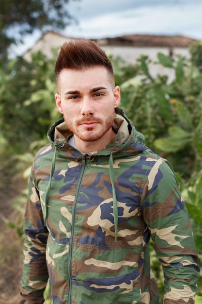 Ragazzo attraente con giacca militare