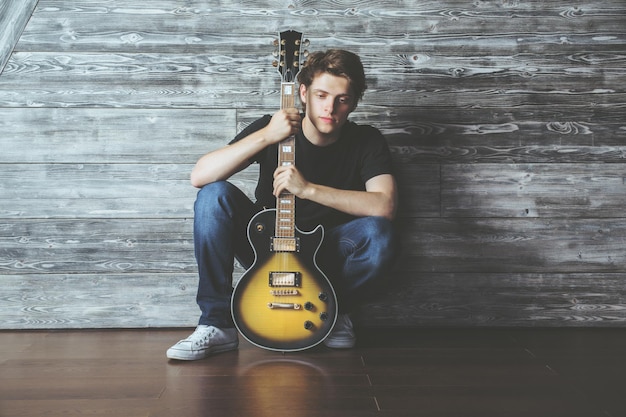 Ragazzo attraente con la chitarra