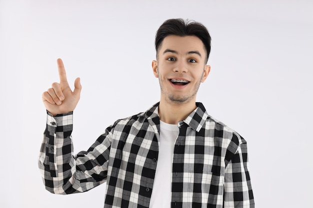 Ragazzo attraente in camicia su sfondo bianco