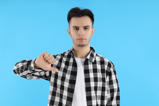 Ragazzo attraente in camicia su sfondo blu