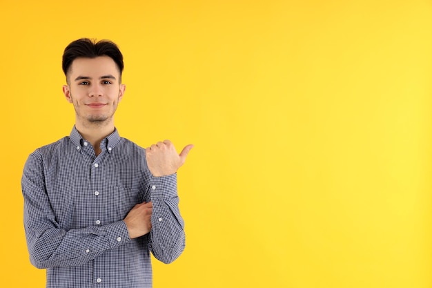 Ragazzo attraente in camicia su sfondo giallo