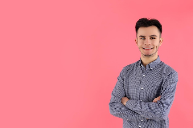 Ragazzo attraente in camicia su sfondo rosa