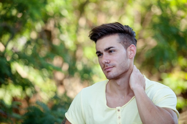 Ragazzo attraente nel parco