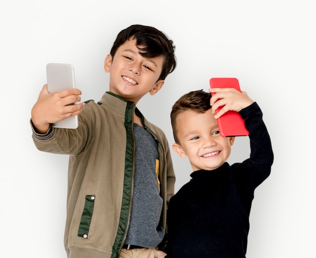 Ragazzo bambini utilizzando Mobile prendendo selfie