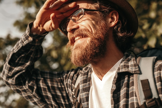 Ragazzo barbuto che guarda lontano durante il viaggio