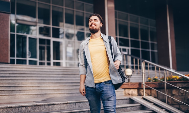 Ragazzo barbuto che si allontana dall'università