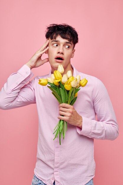 Ragazzo bello Bouquet di fiori gialli romanticismo in posa moda sfondo isolato inalterato