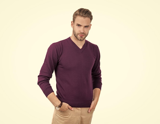 Ragazzo bello indossare pullover viola con pantaloni casual isolati su bianco attraente