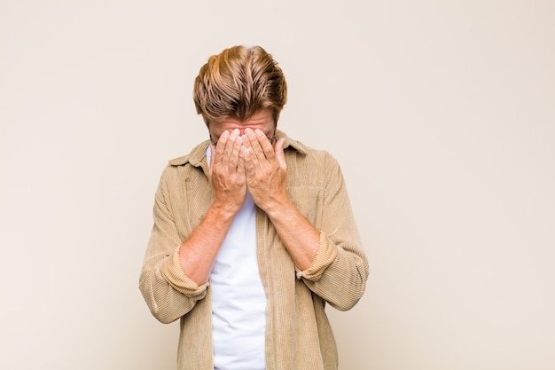 Ragazzo biondo che si sente triste, frustrato, nervoso e depresso