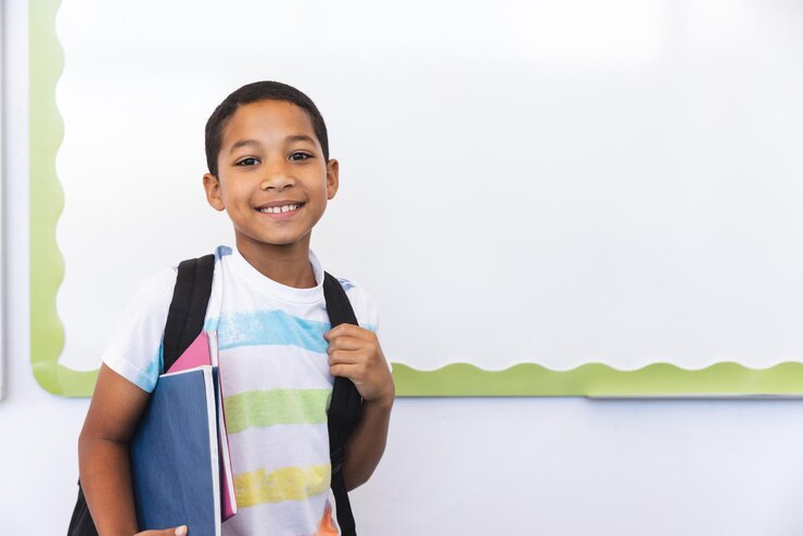 Foto ragazzo biraciale pronto per la scuola con spazio per le copie