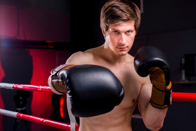 Ragazzo boxer in posa in palestra