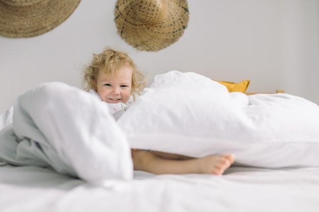 Ragazzo carino a letto a casa