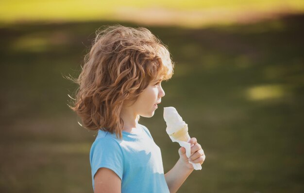 Ragazzo carino bambino che mangia gelato Primo piano faccia di bambini caucasici Primo piano testa di bambino divertente