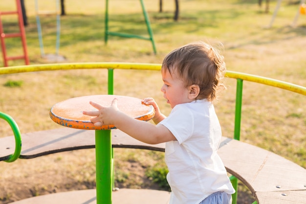 Ragazzo carino bambino o bambino che gioca nel parco giochi.