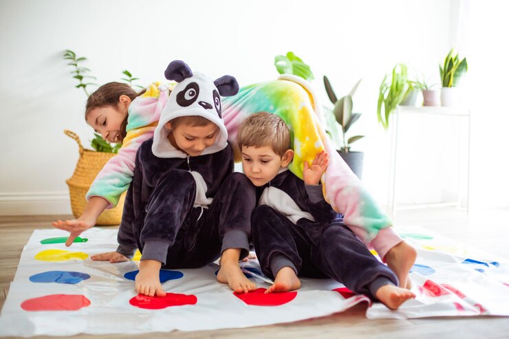 Foto ragazzo carino che gioca con i giocattoli a casa