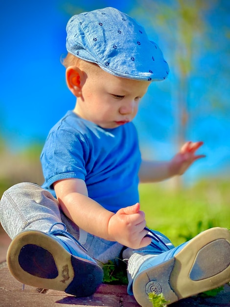 Ragazzo carino che gioca con la palla blu