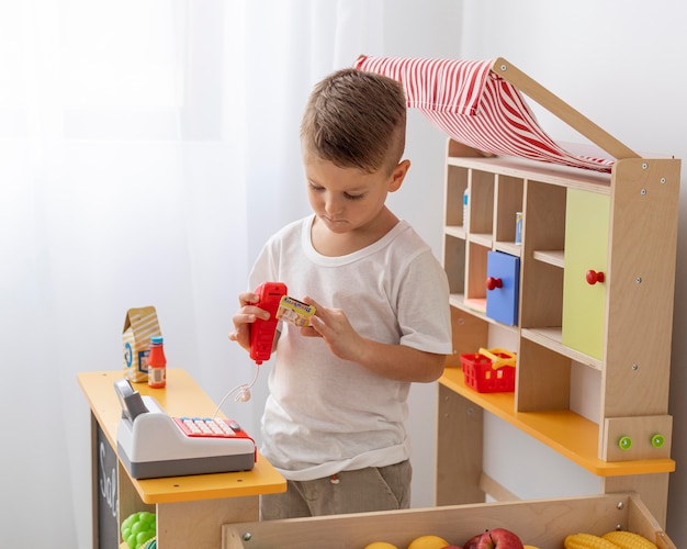 Ragazzo carino che gioca in casa