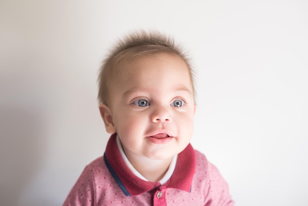 Ragazzo carino che guarda lontano sullo sfondo bianco