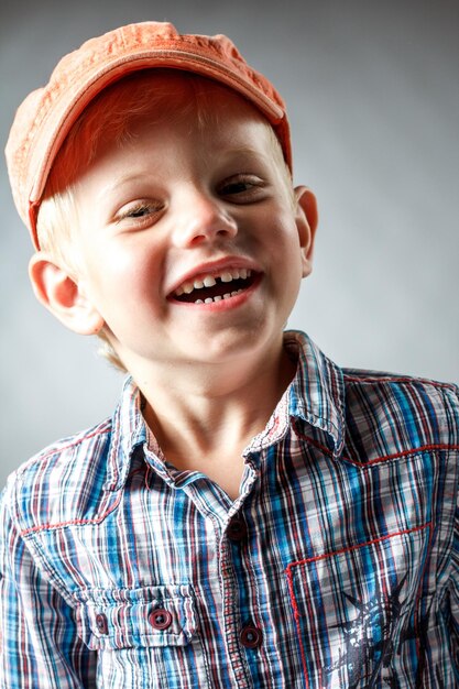 Ragazzo carino che indossa cappello e baffi camicia