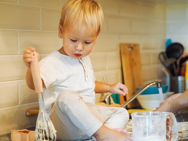 Ragazzo carino che prepara il cibo in cucina