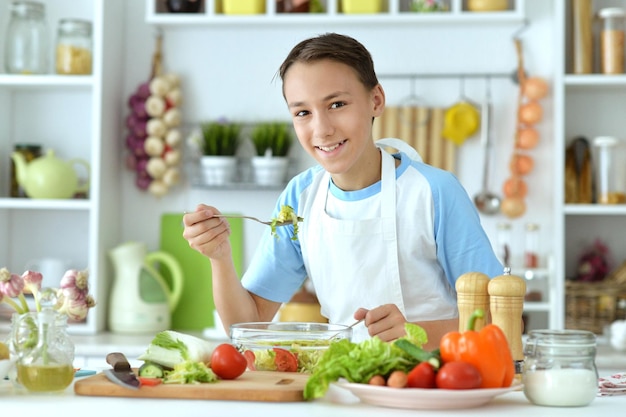 Ragazzo carino che si prepara