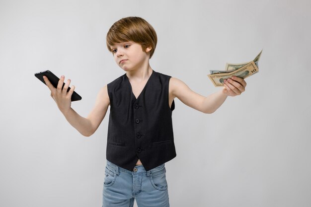 Ragazzo carino con telefono e contanti