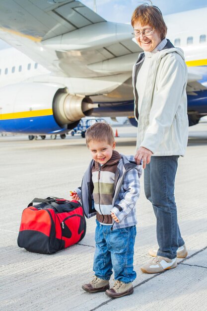 Ragazzo carino e sua nonna pronti a volare