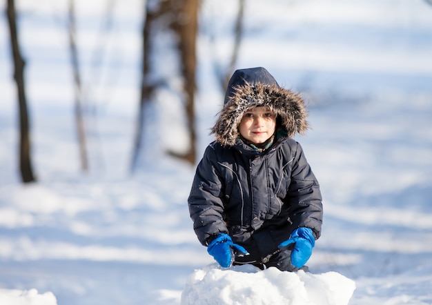 Ragazzo carino, giocando con la neve