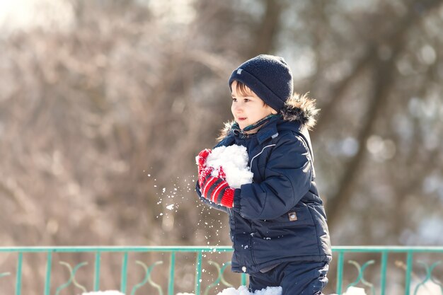 Ragazzo carino, giocando con la neve