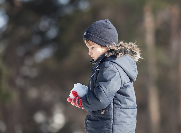 Ragazzo carino, giocando con la neve