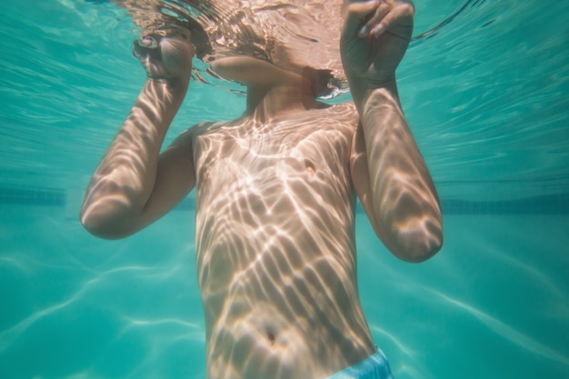 Ragazzo carino in posa sott&#39;acqua in piscina