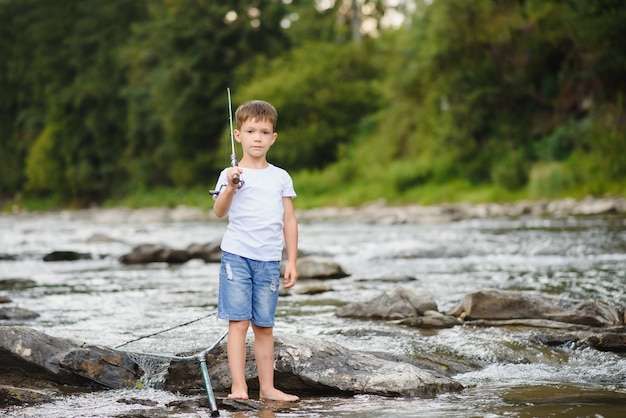 Ragazzo carino pesca nel fiume