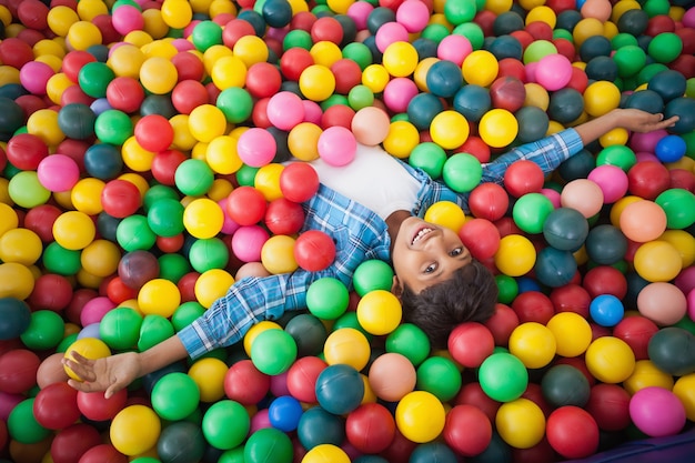 Ragazzo carino sorridente nel ball pool