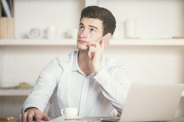 Ragazzo caucasico al telefono