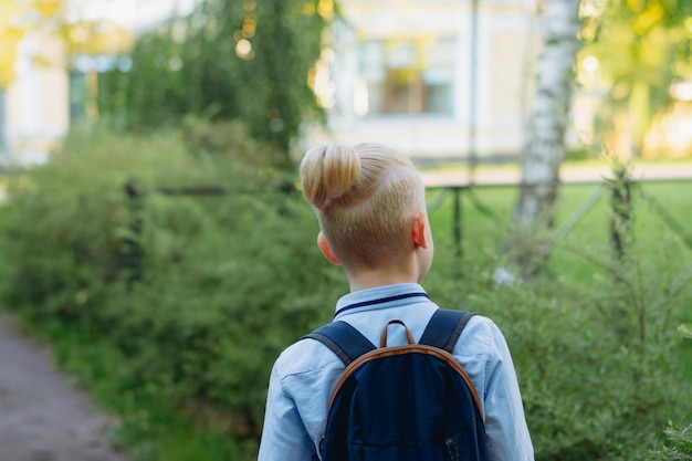 ragazzo caucasico che cammina a scuola Inizio dell'anno accademico