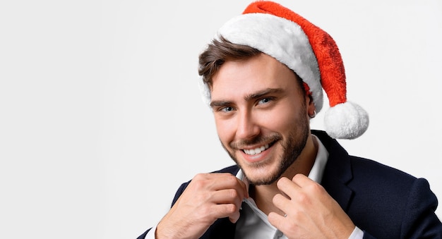 ragazzo caucasico in maglione rosso e cappelli di Babbo Natale