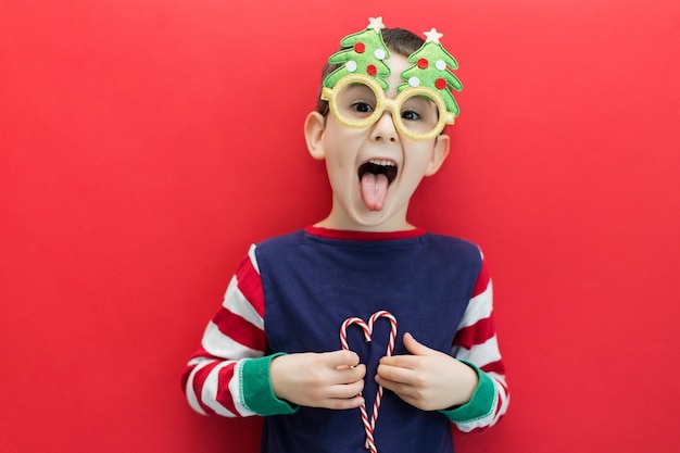 Ragazzo caucasico su sfondo rosso di Natale