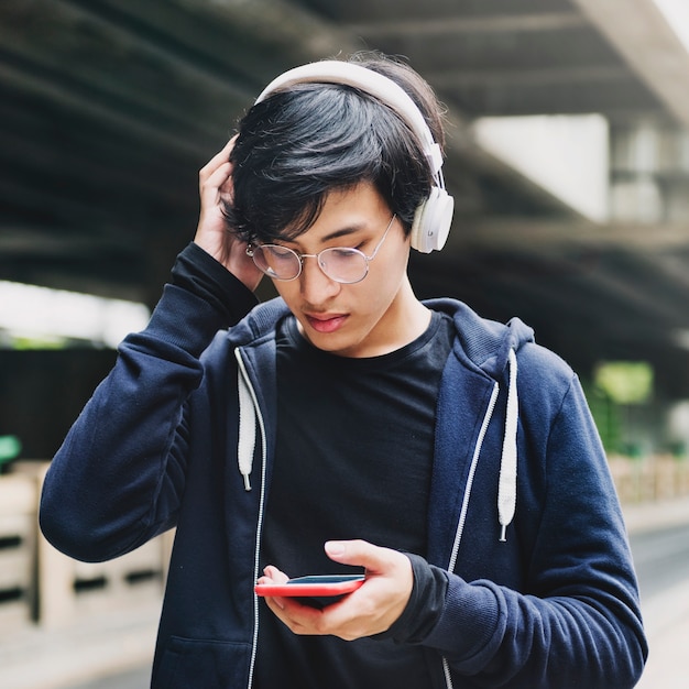 Ragazzo che ascolta la musica con l&#39;auricolare