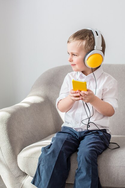 Ragazzo che ascolta la musica