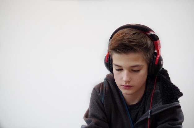 Ragazzo che ascolta musica su uno sfondo bianco