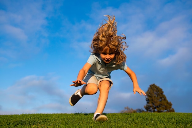 Ragazzo che cade sull'erba Bambino che cade al parco Assicurazione per bambini e assistenza all'infanzia