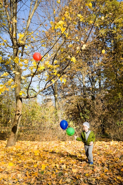 ragazzo che cammina nel parco