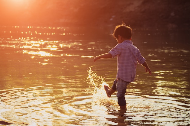 Ragazzo che cammina sulla spiaggia