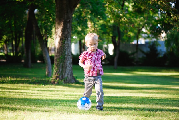 Ragazzo che corre verso la palla sul campo