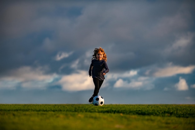 Ragazzo che dà dei calci a un pallone da calcio