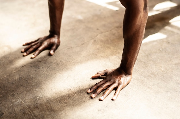 Ragazzo che fa flessioni in palestra